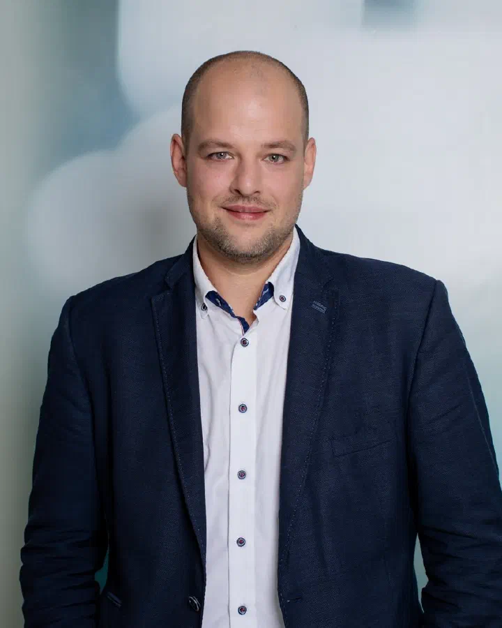 Sven-Jendrik Timmermann im dunklen Sakko, frontal, freundlich lächelnd
